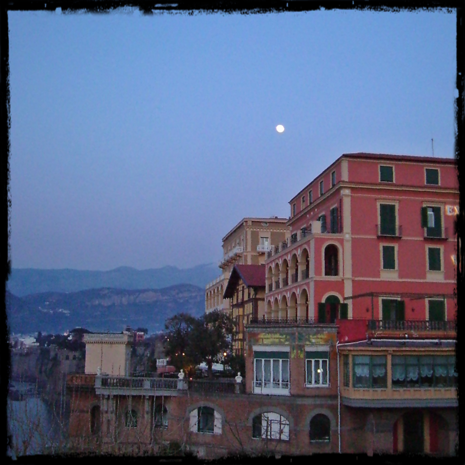 Sorrento Moon 